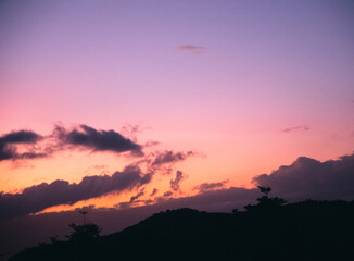 Coucher de soleil sur une colline