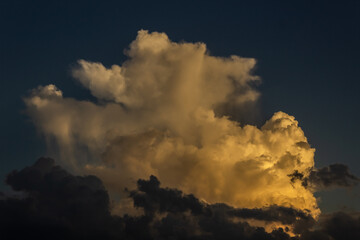 Obraz premium beautiful sky and clouds at sunset before the storm