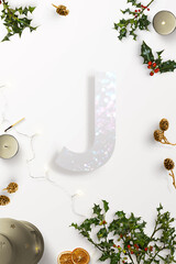 alfabeto lettera J con coni di pino, su sfondo bianco
