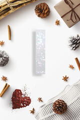 alfabeto lettera I con coni di pino, su sfondo bianco