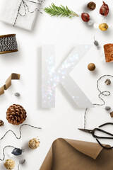 alfabeto lettera K con coni di pino, su sfondo bianco