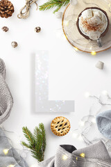 alfabeto lettera L con coni di pino, su sfondo bianco