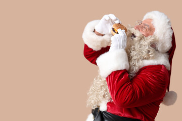 Fototapeta premium Santa Claus eating tasty burger on beige background