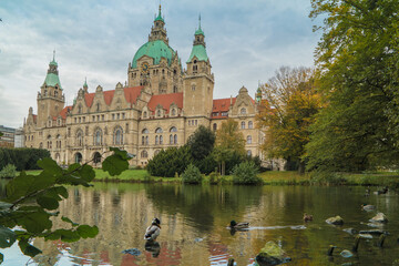 Obraz premium Hannover Rathaus am Maschteich