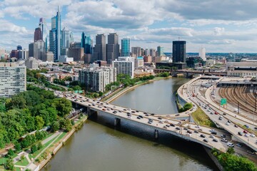 Obraz premium Traffic on the Vine St Expressway crossing the Schuylkill River and the downtown city skyline of Philadelphia, Pennsylvania, United States.