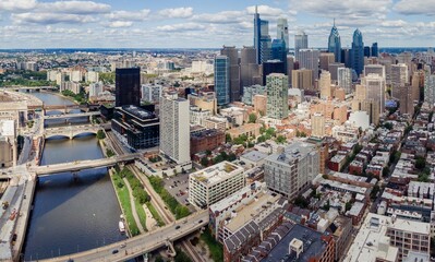 Fototapeta premium Bridge crossing the Schuylkill River and the downtown city skyline of Philadelphia, Pennsylvania, United States.