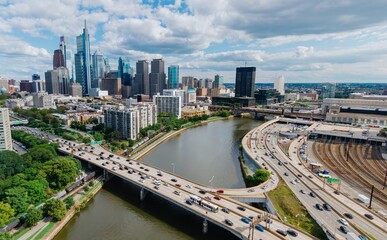 Naklejka premium Traffic on the Vine St Expressway crossing the Schuylkill River and the downtown city skyline of Philadelphia, Pennsylvania, United States.