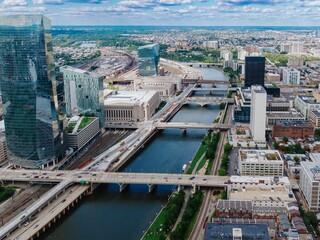 Obraz premium Bridge crossing the Schuylkill River and the downtown city skyline of Philadelphia, Pennsylvania, United States.