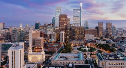 Obraz premium Skyscraper buildings and city skyline in downtown Philadelphia at sunst, Pennsylvania, United States.