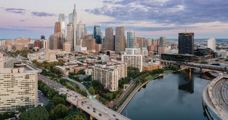 Traffic on the Vine St Expressway crossing the Schuylkill River and the downtown city skyline of Philadelphia at sunset, Pennsylvania, United States.
