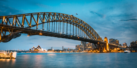Obraz premium Opera house under the Harbour bridge