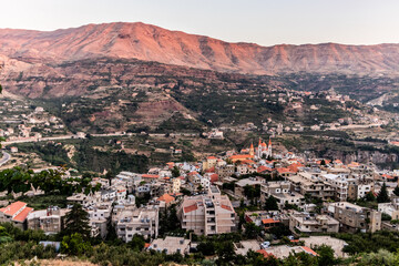 Obraz premium Evening sunset view of Bcharre (Bsharri) town in Qadisha valley, Lebanon