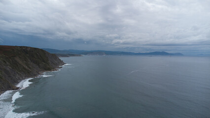 Naklejka premium Acantilados costeros bajo el cielo nublado