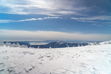 Obraz premium 厳冬期 西吾妻山から見る磐梯山と猪苗代湖