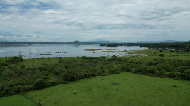 Lempa River is a river with a slope to the Pacific Ocean. It is born in the mountains of the department of Chiquimula, in Guatemala. At 422 km long, it is one of the longest rivers in Central America 