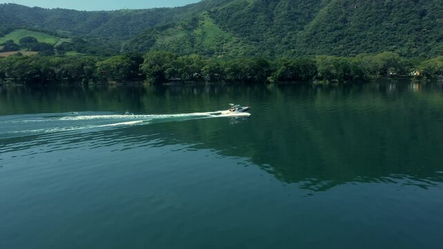 Persona Practicando esqui acuatico se cae durante su practica en laguna tranquila de dia soleado en la laguna de santa maria del oro en nayarit