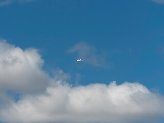 大空を飛行する軽飛行機