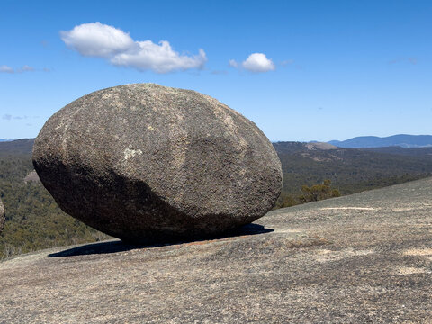 Einzelner, riesiger, runder Fels auf der Kuppe des Bald Rocks