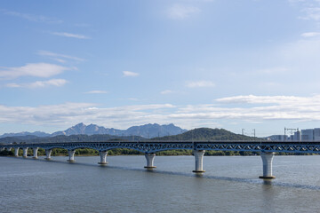 Fototapeta premium 한강을 가로지르는 철교와 북한산의 풍경