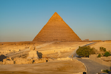 Piramide al amanecer