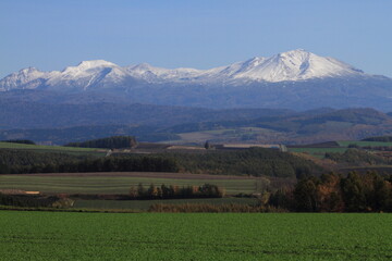 大地に広がる初冠雪の大雪山連邦