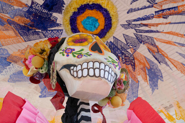 La Catrina en el quiosco de la plaza de Comala muestra su cara.
