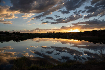 Fototapeta premium Gorgeous sunset on a lake in Utah