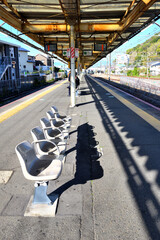 JR東海道線二宮駅プラットホームに映る影