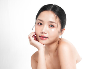 白背景で撮影をした若いかわいいアジア人女性のビューティーポートレート © Hidden Stitch