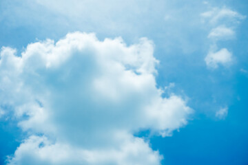 Obraz premium Photo of a clear blue sky with soft white clouds