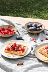 Gaufre Gourmande aux Figues Fraîches, Noisettes Croquantes et Framboises