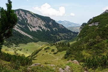 Naklejka premium Scenic mountain valley under clear sky.