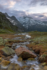 Fototapeta premium Schmelzwasser Bach am Sustenpass, Uri, Schweiz im Morgenlicht