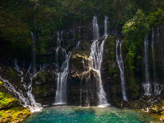 La cascade de grand galet dites aussi cascade de Langevin qui ruisselle le long des roches 