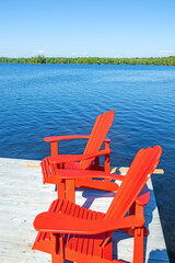 Adirondack-Stuhl an einem See