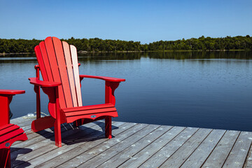 Adirondack-Stuhl an einem See