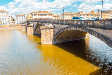 Obraz premium Stunning View of the Historic Ponte Santa Trinita Bridge