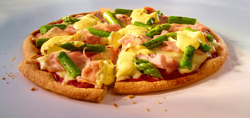 Pizza, grüner Spargel, gekochter Schinken, Sauce Hollandaise, Italien, 