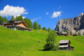 Almhütten mit Rotwandwiesen in den Sextener Dolomiten, Italien, Europa 