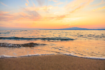 Obraz premium The ocean is calm and the sky is a beautiful orange color