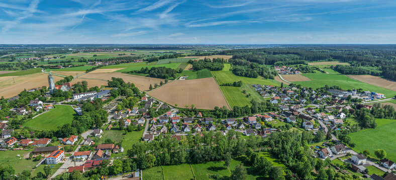 Ausblick auf Biberbach am westlichen Rand des Lech-Schmuttertales in Schwaben