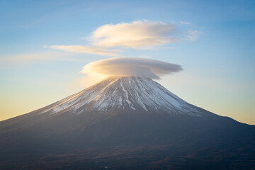 Fototapeta premium beautiful Mt.Fuji with cloud layer at top (Kawaguchiko, Japan)