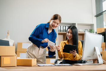 Obraz premium Starting small businesses SME owners, two check online orders Selling products working