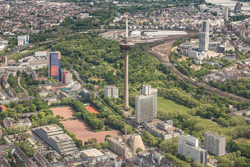 Luftbild von Köln Ehrenfeld in östlicher Richtung. Mit Colonius dem Funkturm und der Mosche am inneren Grüngürtel. © M. Claushallmann