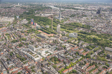 Luftbild von Köln Ehrenfeld in östlicher Richtung mit dem Melatenfriedhof auf der rechten Seite...