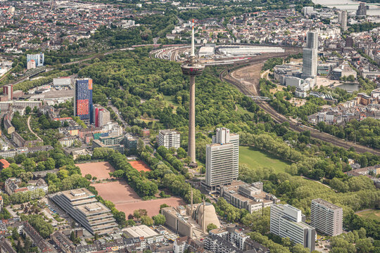 Luftbild von K&ouml;ln Ehrenfeld in &ouml;stlicher Richtung. Mit Colonius dem Funkturm und der Mosche am inneren Gr&uuml;ng&uuml;rtel.