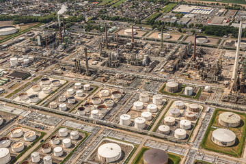 Fototapeta premium Tankanlagen der Shell Rheinland Raffinerie Werk Nord – Köln-Godorf