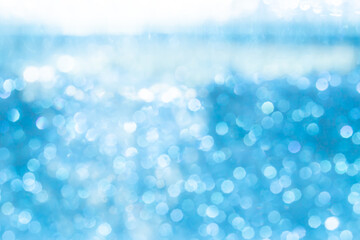 Abstract blurred blue and white bokeh lights background with soft gradient colors, creating a dreamy and serene effect, perfect for festive and decorative use.