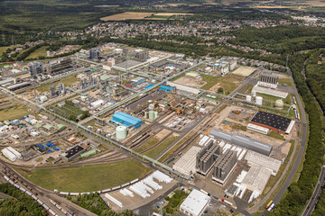 Fototapeta premium Das Industriegebiet Hürth Knapsack zeichnet sich aus durch eine große Ansamlung chemischer Betriebe und Kraftwerke die zumeist noch mit Kohle Betrieben werden.