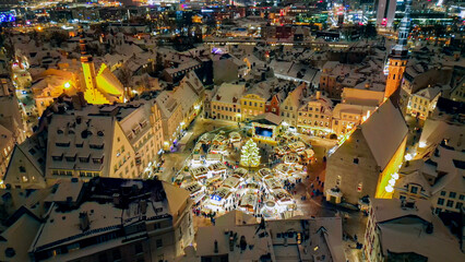 Fototapeta premium Christmas lights and Christmas decorations in Tallinn Estonia create a magical atmosphere that invites people and tourists to spend time and enjoy this market and the festivities.